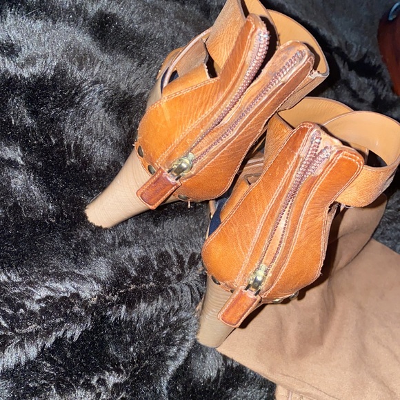 Givenchy - Picture 3 of 7